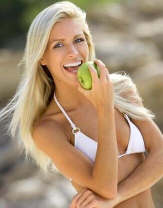 გოგონა ჭამს ვაშლს თვეში 10 კგ-ით წონის დასაკლებად
